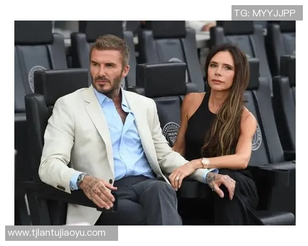 足球明星甜蜜合照高清展现运动与爱情的完美结合