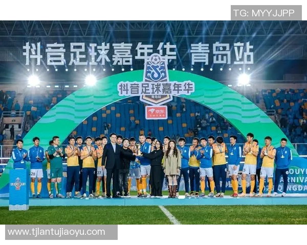 足球明星技艺大比拼展现绝佳球技与精彩瞬间 足球明星技艺大比拼展现绝佳球技与精彩瞬间